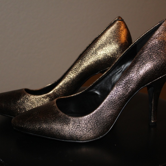 Jessica Simpson, gold high heel pump - Picture 2 of 4